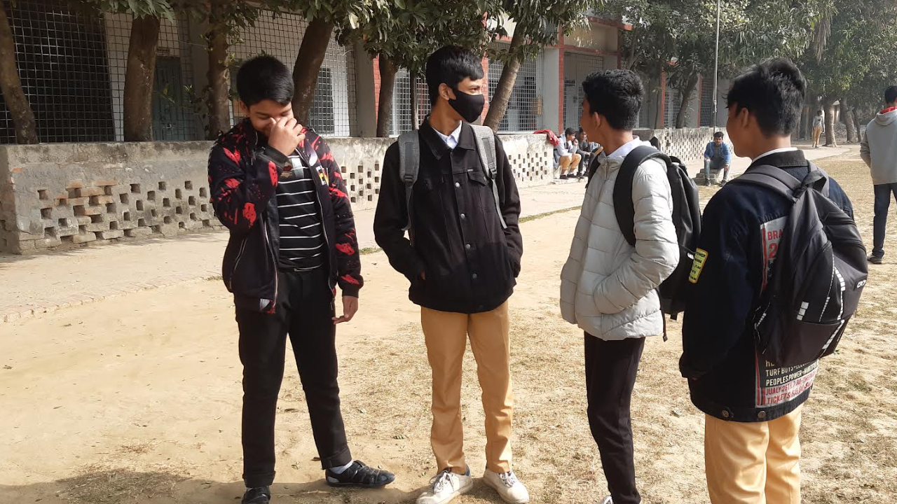 কনকনে ঠান্ডায় স্কুলে এসে ওরা জানলো ছুটি