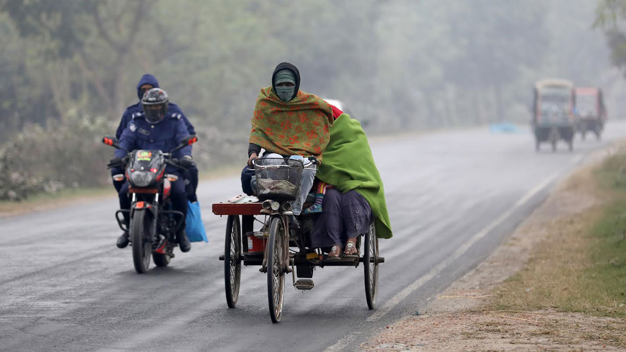 মৌসুমের সর্বনিম্ন তাপমাত্রায় কাঁপছে পাবনা, বিদ্যালয় বন্ধ