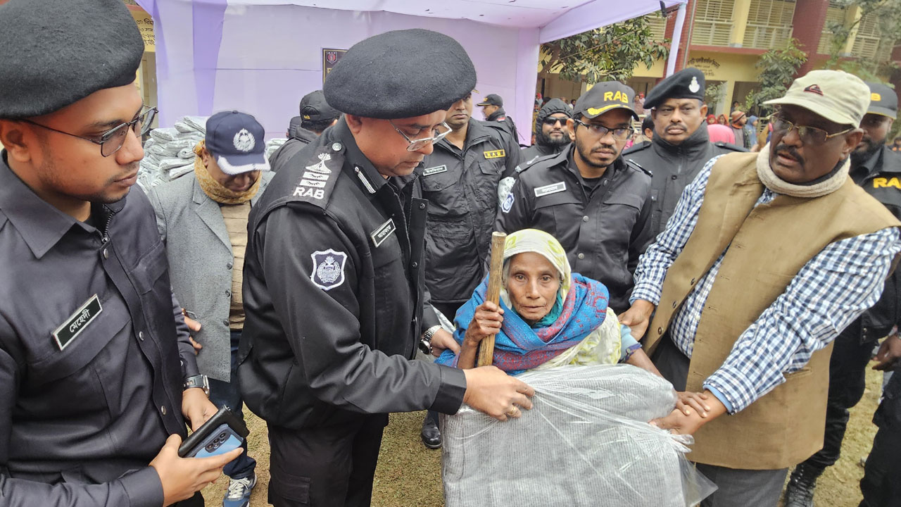 ‘এলা শীতটা এই কম্বল দিয়া ভালোই কাটবে’