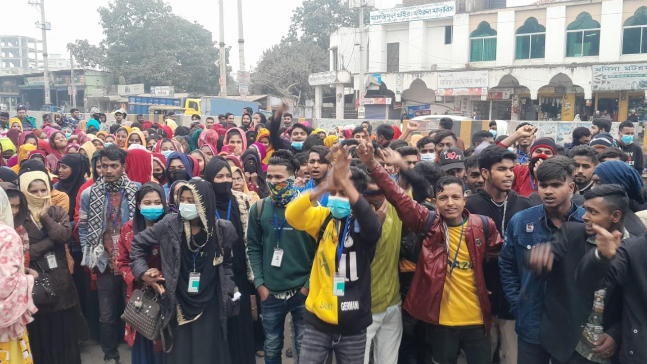 গাজীপুরে সরকার নির্ধারিত বেতনের দাবিতে শ্রমিক বিক্ষোভ