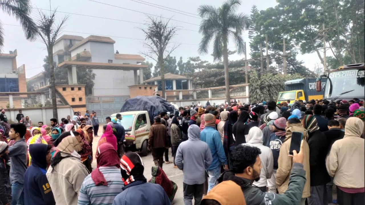 ঢাকা-আরিচা মহাসড়কে শ্রমিকদের আন্দোলন, ১ ঘণ্টা যান চলাচল ব্যাহত