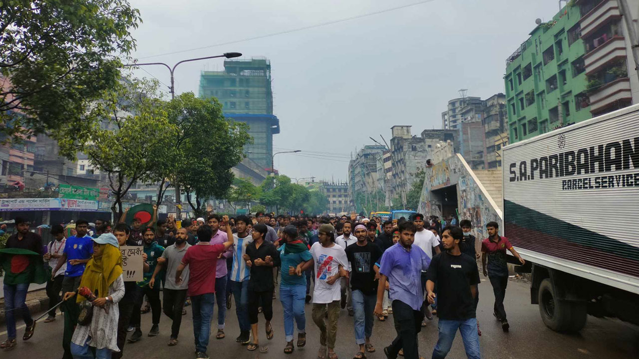 প্রশাসনের বাধা উপেক্ষা করে আন্দোলনে জবি শিক্ষার্থীরা