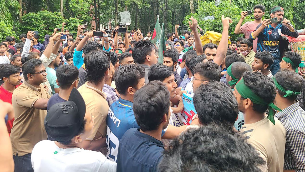 প্রক্টরিয়াল বডি ও ছাত্রলীগের বাধায় কোটাবিরোধী আন্দোলন পণ্ড 