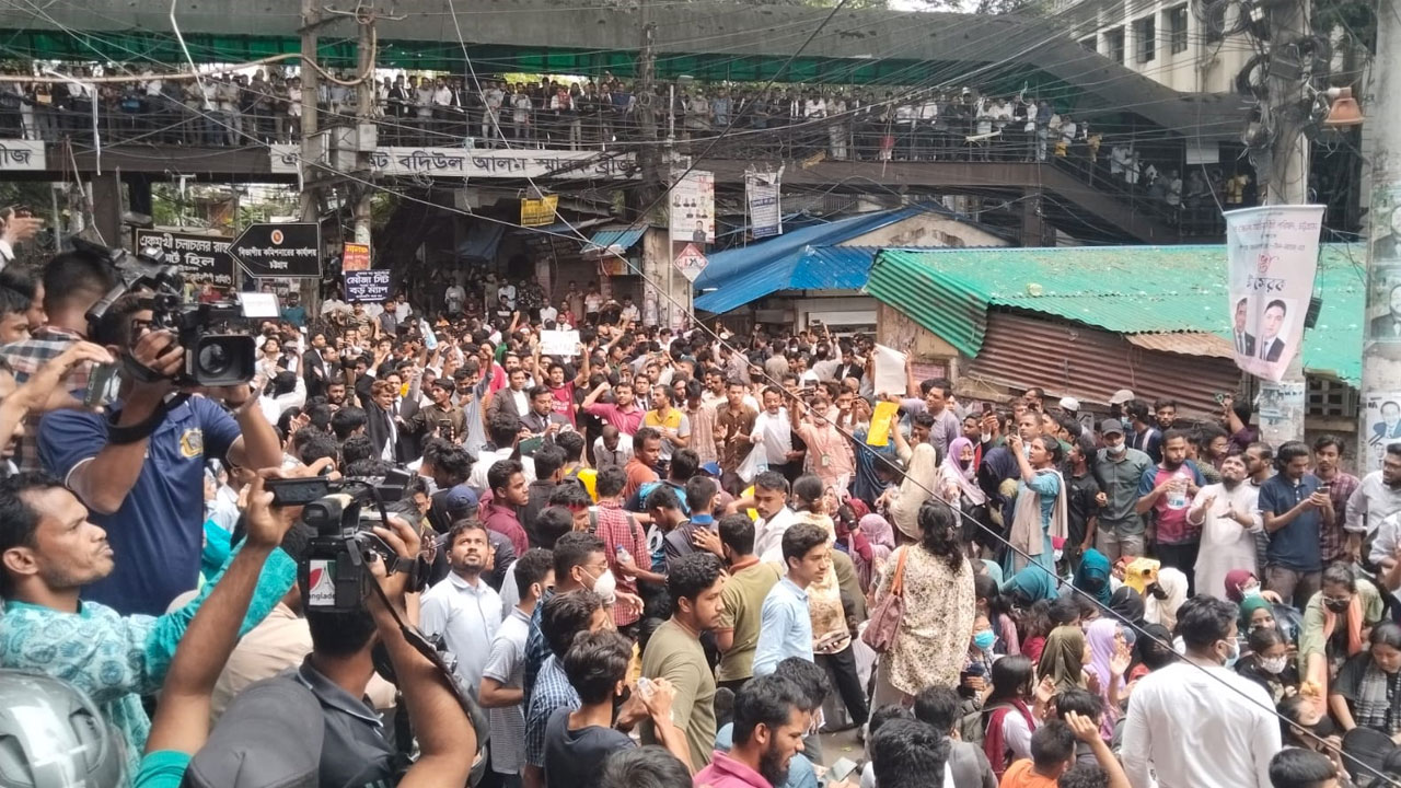 চট্টগ্রামে শিক্ষার্থীদের স্লোগানে উত্তাল আদালত পাড়া