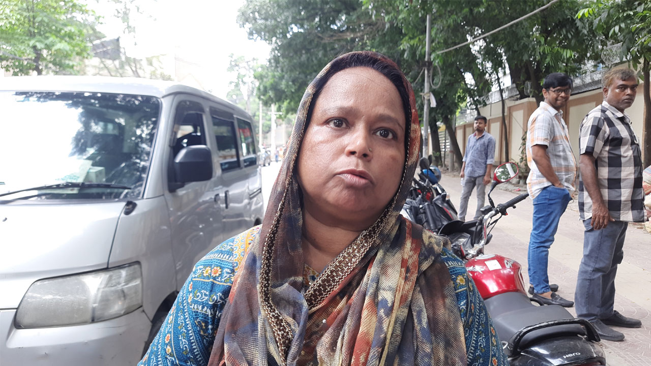 আটকদের খোঁজে ডিবি কার্যালয়ের সামনে স্বজনরা