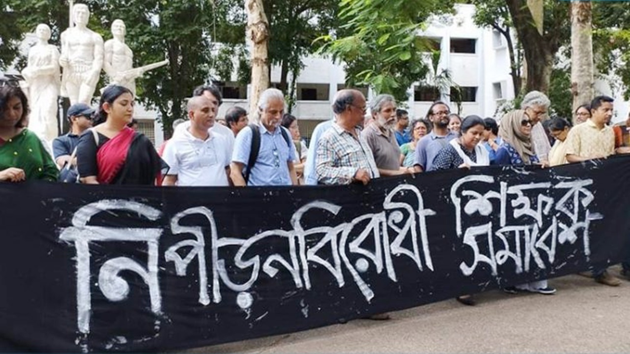 ঢাবিতে শিক্ষকদের সমাবেশ, ক্যাম্পাস-হল খোলার দাবি