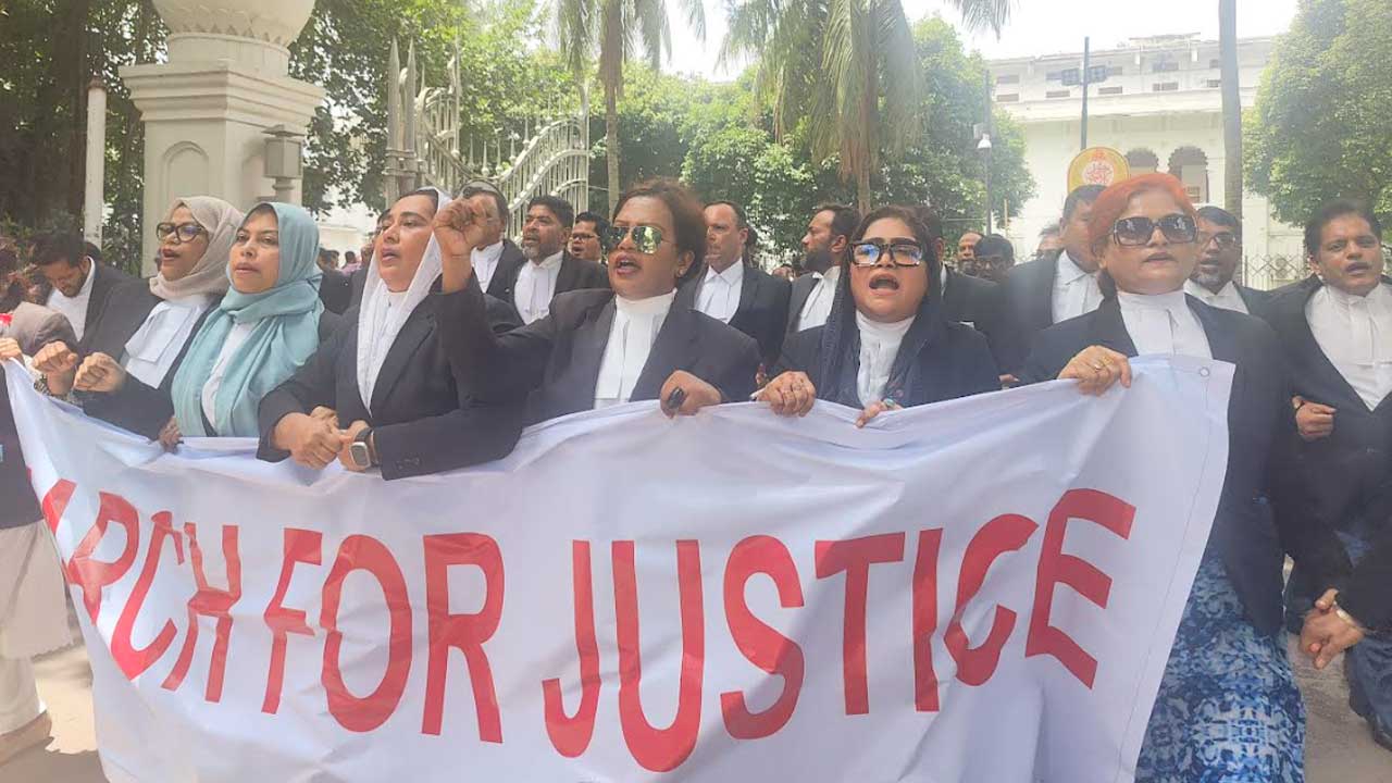 সুপ্রিম কোর্ট আইনজীবীদের বিক্ষোভ আটকে দিল পুলিশ