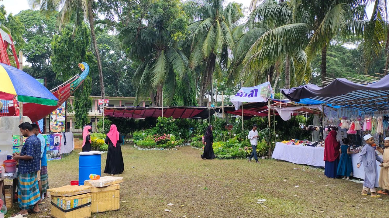 বৃক্ষমেলায় ফুচকা-খেলনা-প্রসাধনীর মাঝে একটি মাত্র গাছের দোকান