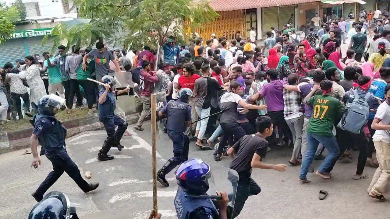 মার্চ ফর জাস্টিস: ঠাকুরগাঁওয়ে শিক্ষার্থীদের ওপর পুলিশের লাঠিচার্জ