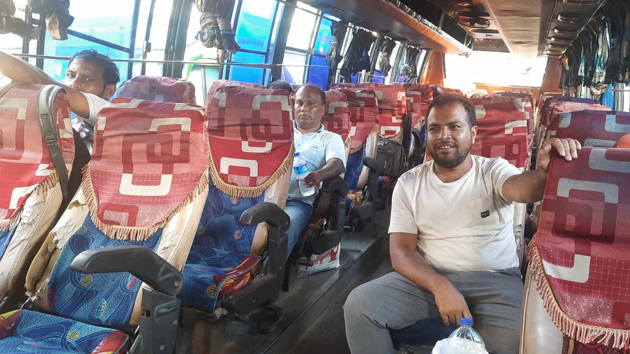 ঢাকার সড়কে ভোগান্তি চরমে, এক স্থানেই আটকা ৪ ঘণ্টা