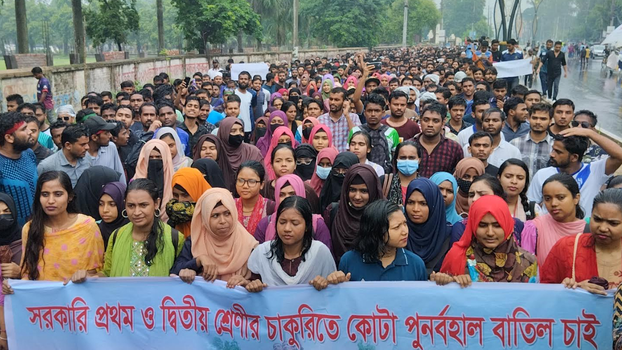 বিক্ষোভে উত্তাল রাবি ক্যাম্পাস, বৃষ্টি উপেক্ষা করে মহাসড়ক অবরোধ