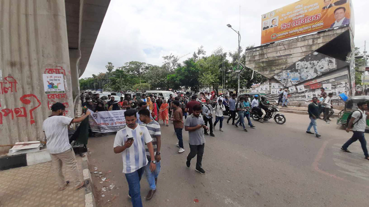 শাহবাগ মোড়ে অবস্থান নিয়েছেন আন্দোলনকারীরা