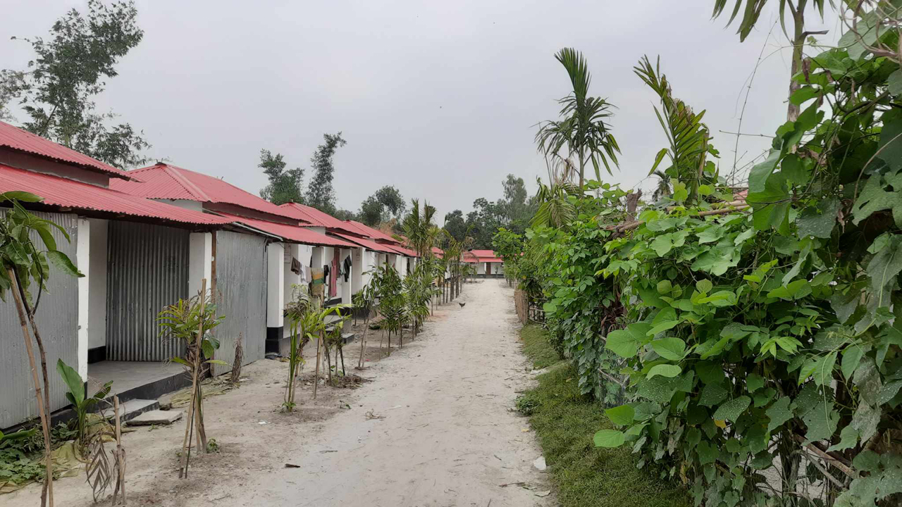 ১৮ হাজার ৫৬৬টি পরিবার পেল প্রধানমন্ত্রীর উপহারের ঘর-জমি