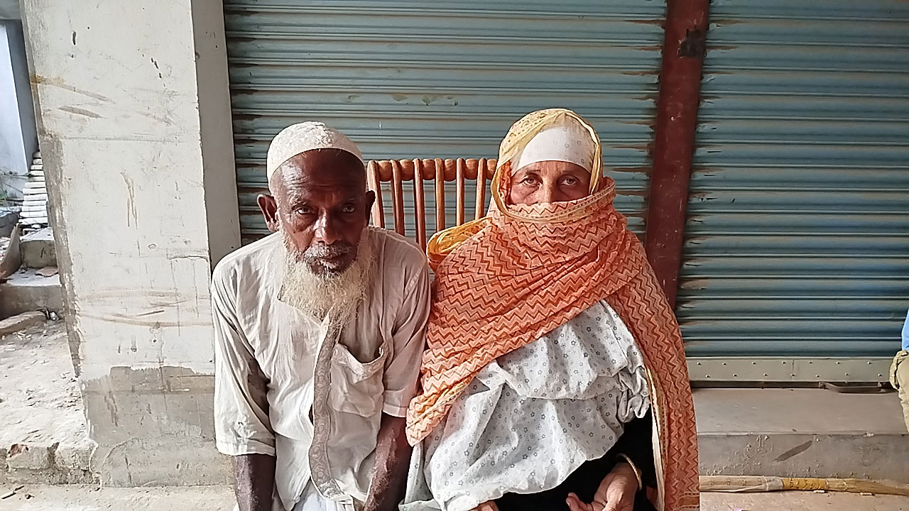 ভ্যান হারিয়ে স্ত্রীসহ অনবরত কাঁদছেন ৭০ বছর বয়সী কিয়ামত আলী