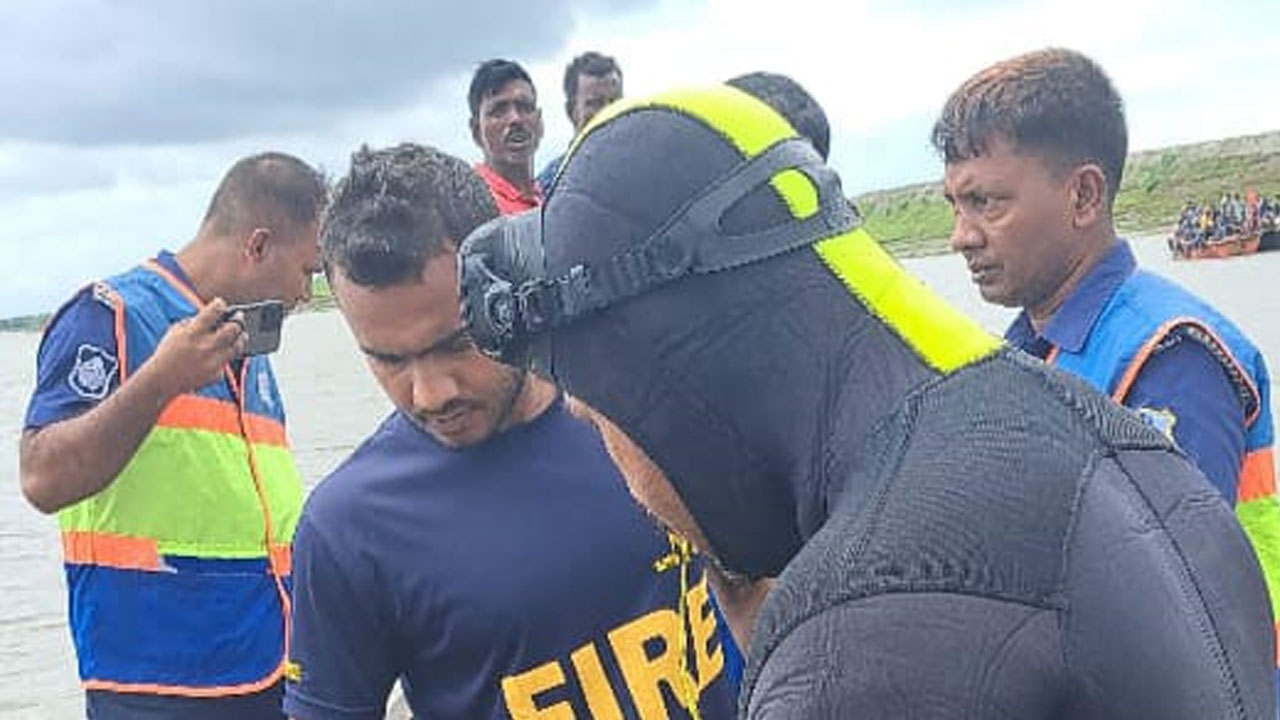 মোংলায় নৌকা ডুবে জেলে নিখোঁজ