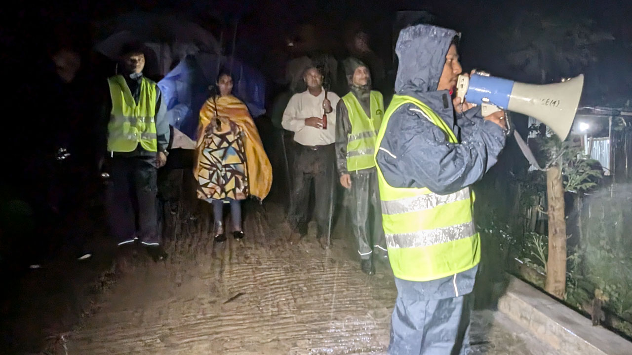 রাঙামাটিতে পাহাড়ের ঢালে বসবাসকারীদের সতর্ক করে মাইকিং