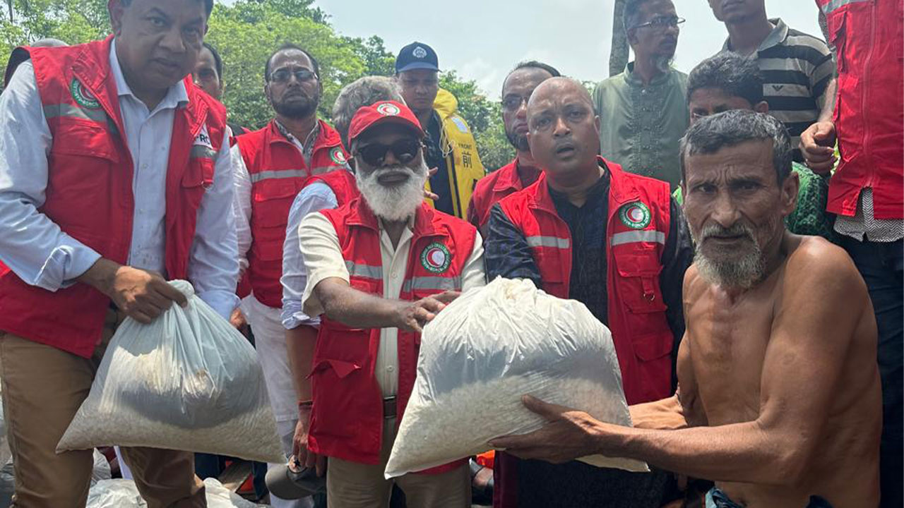 সিলেটে বন্যাদুর্গত এলাকা পরিদর্শনে রেড ক্রিসেন্ট চেয়ারম্যান