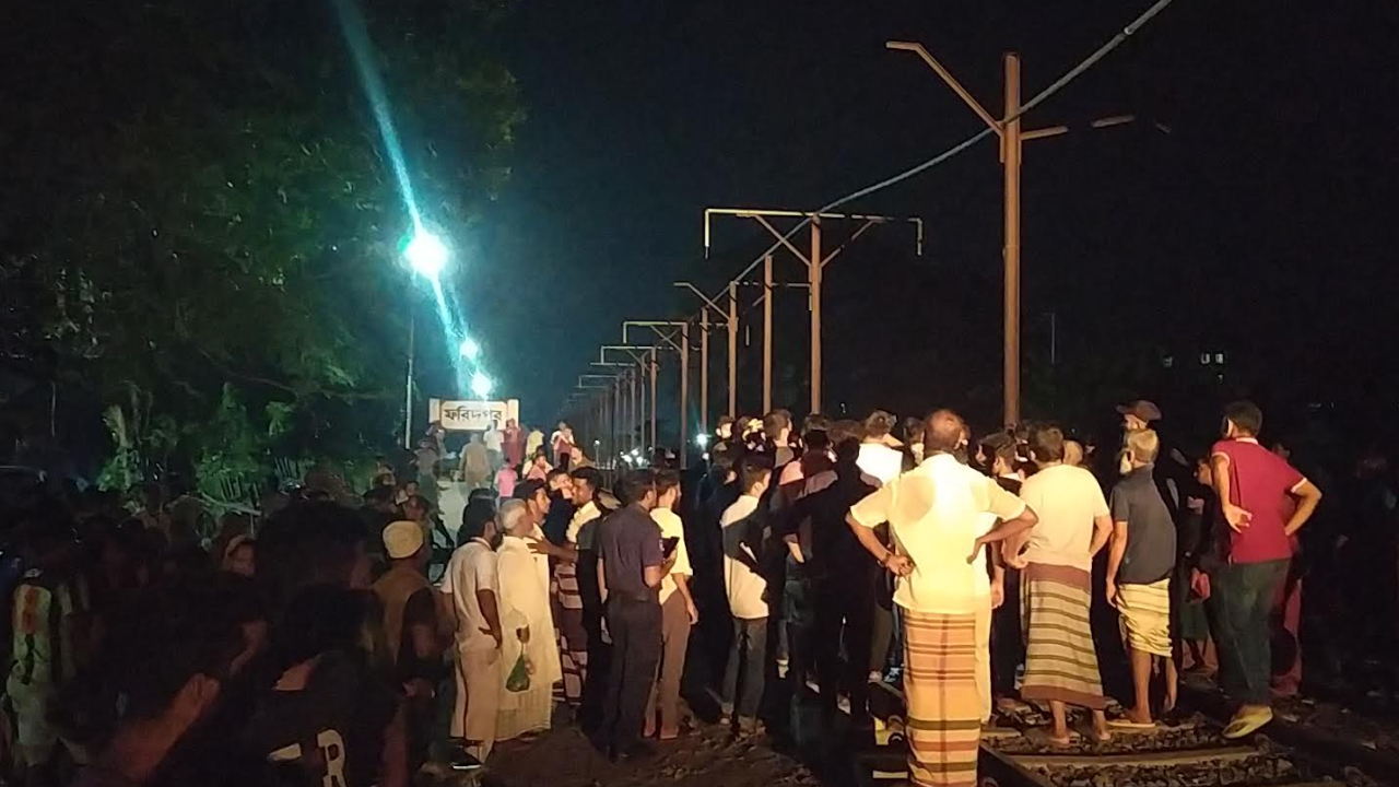রেলমন্ত্রীর ঘোষণার পরও ফরিদপুরে থামল না ট্রেন, গতিরোধ করে আন্দোলন