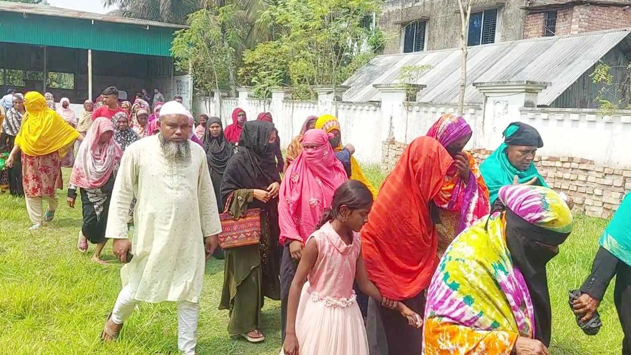 পুলিশের বিরুদ্ধে বিএনপি নেতার জাকাতের কাপড় বিতরণে বাধার অভিযোগ
