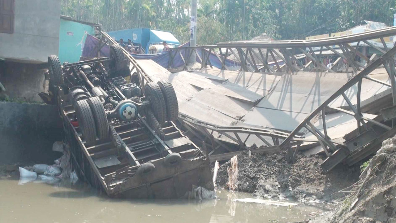 বেইলি সেতু ভেঙে ট্রাক খালে, বরিশাল-ভোলা মহাসড়ক বন্ধ