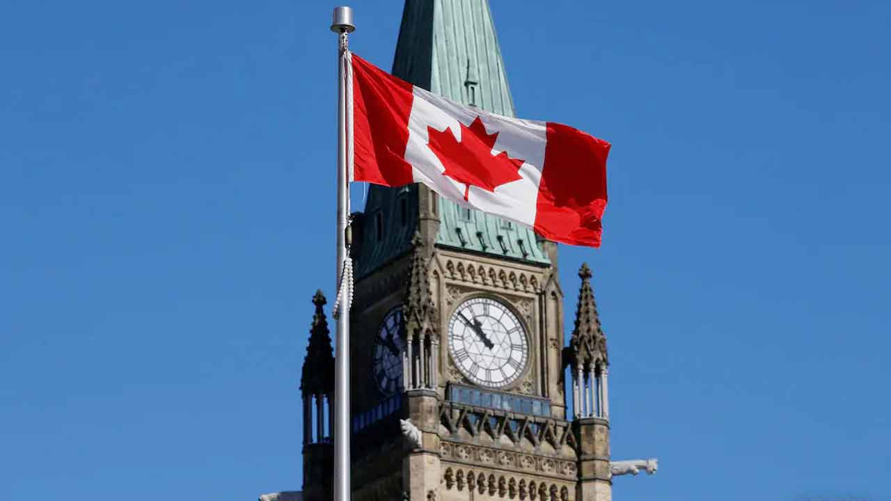 পাসপোর্ট ছাড়াই কানাডায় গেলেন বিমানবালা, গুণতে হলো জরিমানা