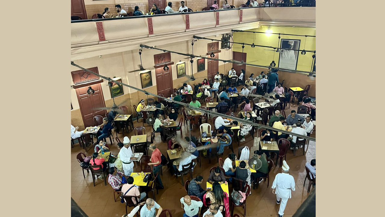 বিখ্যাত সেই কফি হাউজে আর আড্ডা দেওয়া যায় না