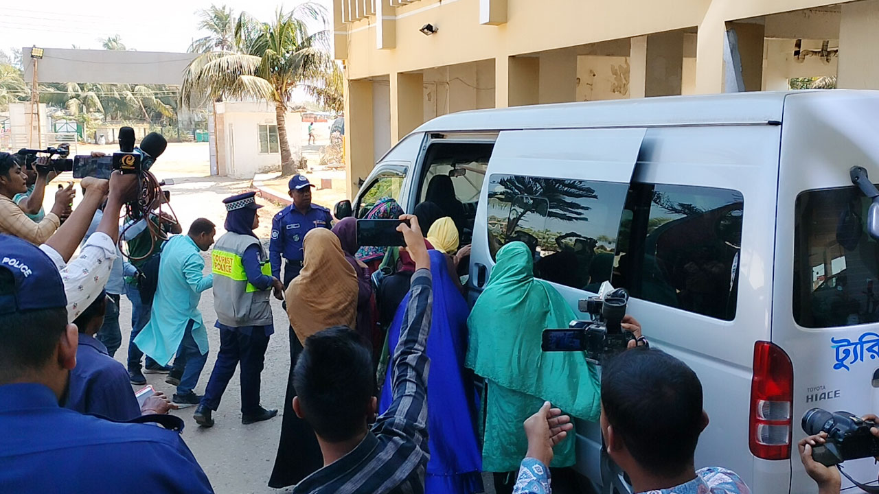 কক্সবাজারে কটেজ থেকে ২৫ নারী-পুরুষ আটক