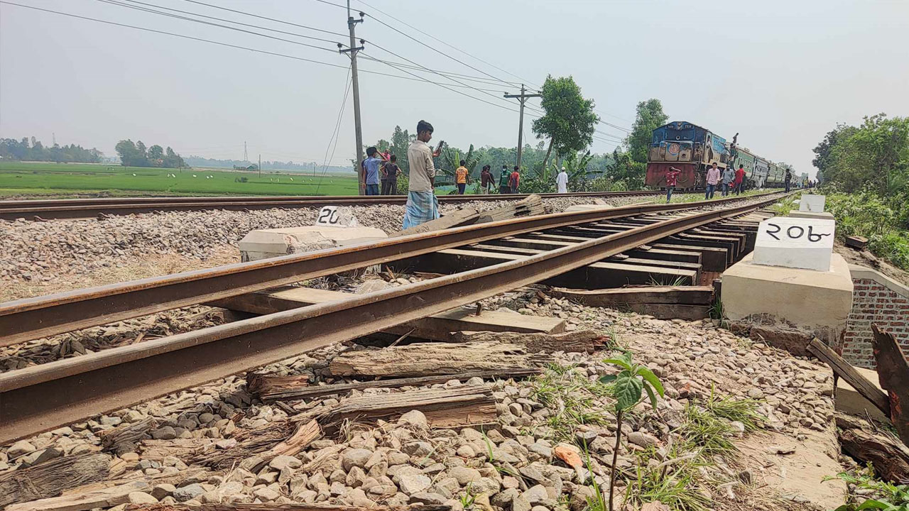 চারদিনেও চালু হয়নি আপ লাইনে ট্রেন চলাচল