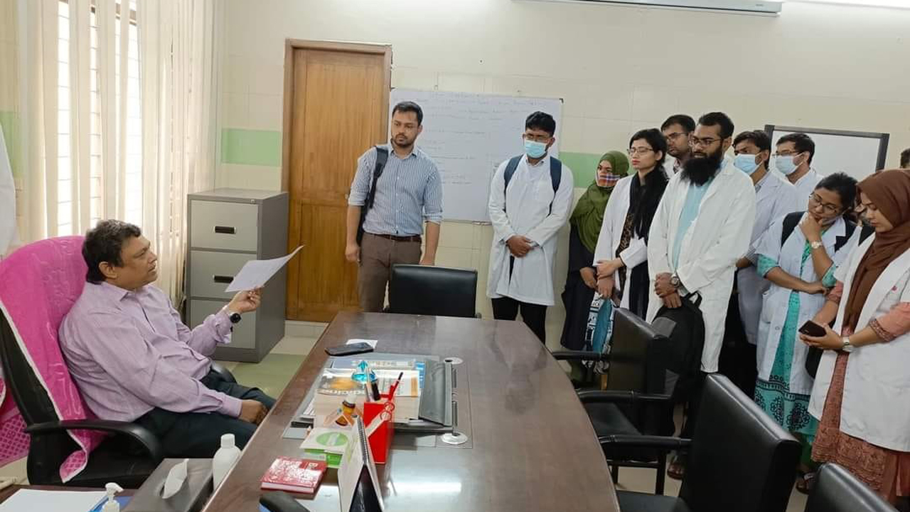 বকেয়া ভাতার দাবিতে দ্বারে দ্বারে ঘুরছেন ট্রেইনি চিকিৎসকরা