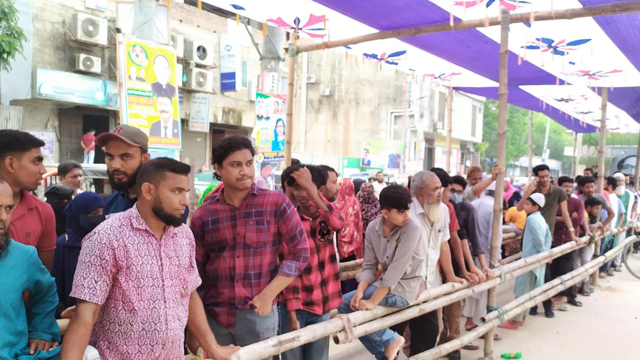 ফরিদপুরে ৫০০ টাকা কেজিতে গরুর মাংস কিনতে মানুষের ঢল