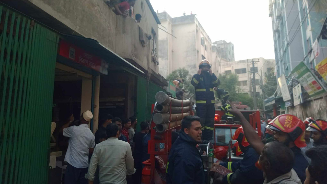 গাউসুল আজম মার্কেটের আগুন নিয়ন্ত্রণে