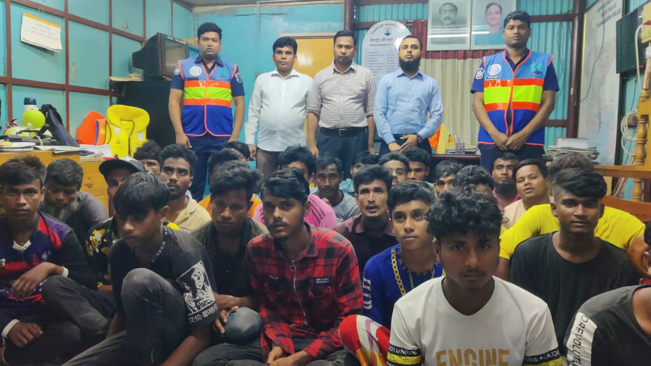 চাঁদপুরে নিষেধাজ্ঞা অমান্য করে জাটকা ধরায় ২৭ জেলে আটক