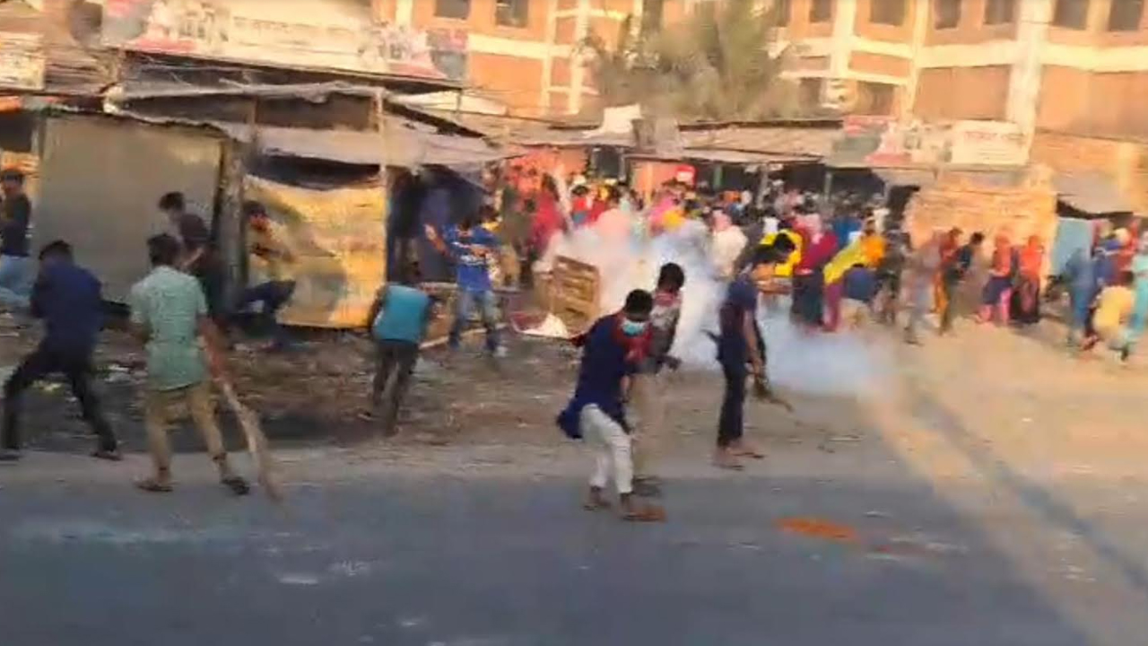 গাজীপুরে মহাসড়কে শ্রমিকদের বিক্ষোভ, পুলিশের টিয়ার শেল নিক্ষেপ