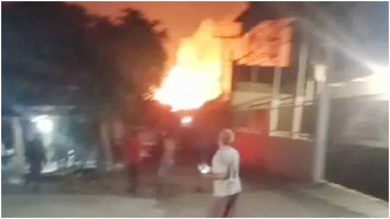 ইন্দোনেশিয়ায় অস্ত্রাগারে ভয়াবহ অগ্নিকাণ্ড