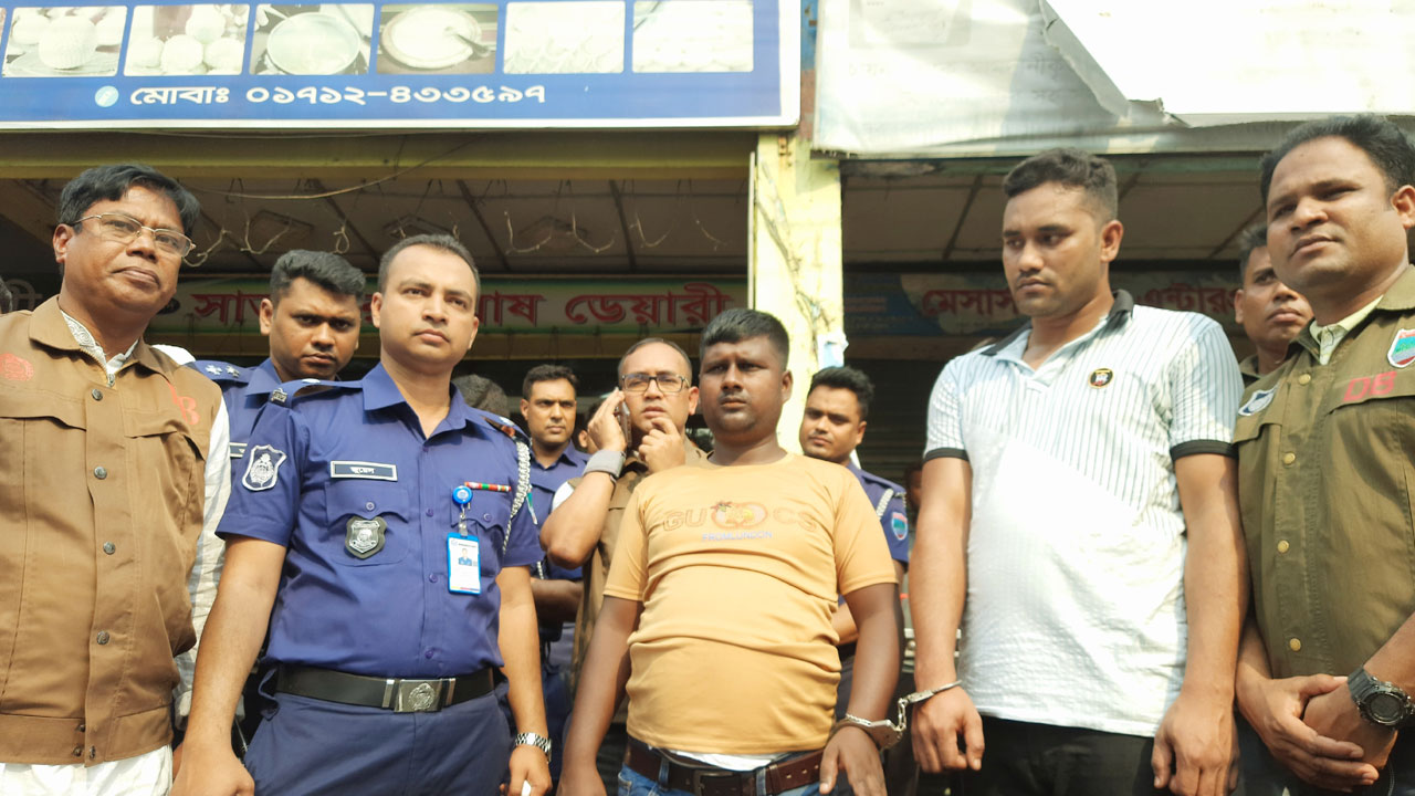 ৪ কোটি টাকার স্বর্ণসহ ২ চোরাকারবারি আটক