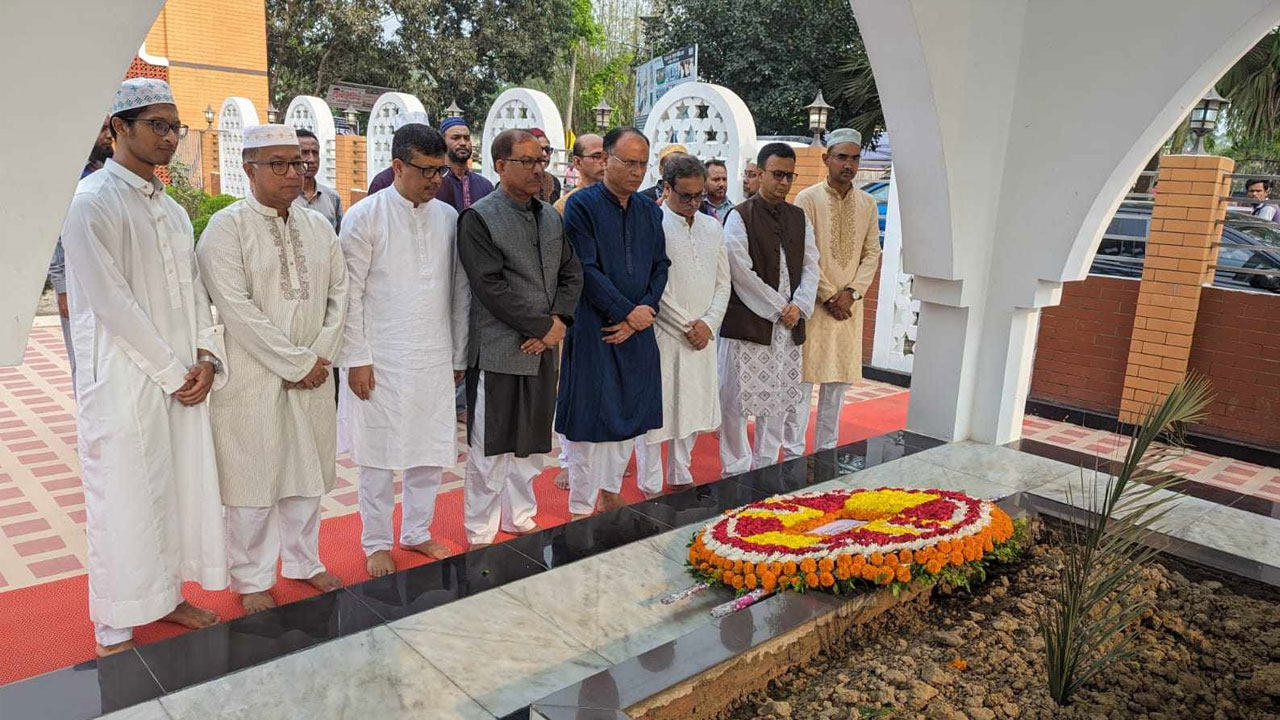 বিচারপতি ইনায়েতুর রহিমের বাবা-মায়ের কবরে বিচারপতিদের শ্রদ্ধা