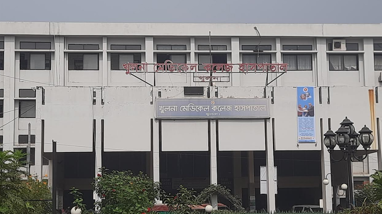 খুমেক হাসপাতালে ইন্টার্ন চিকিৎসকদের কর্মবিরতিতে দুর্ভোগে রোগীরা