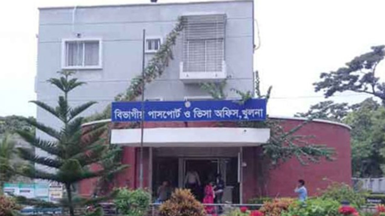 খুলনা পাসপোর্ট অফিসে দুদকের অভিযান, দালালের কারাদণ্ড