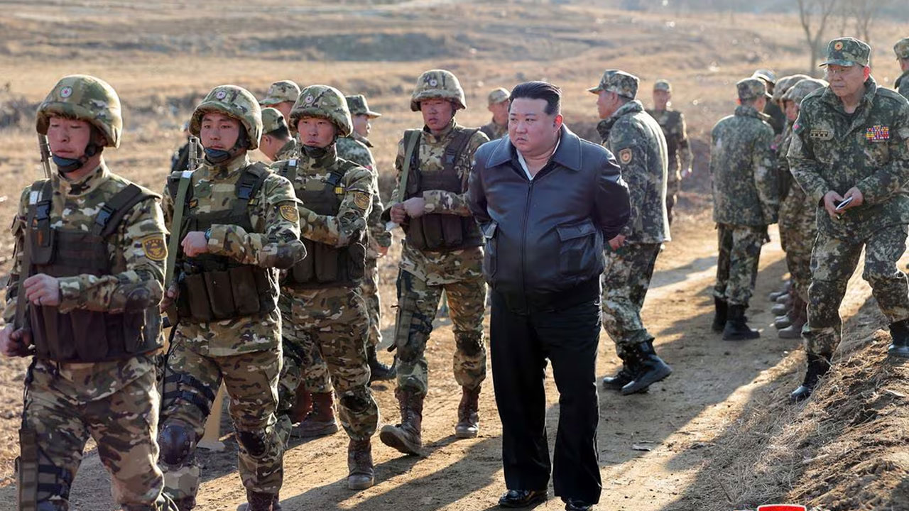 উত্তর কোরিয়া : যুদ্ধের প্রস্তুতি জোরদার করার নির্দেশ কিম জং উনের