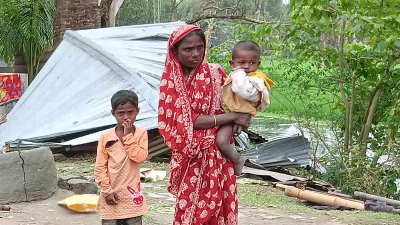 ঝড়ে ভেঙে গেছে ঘর, সন্তান নিয়ে খোলা আকাশের নিচে এসমোতারা