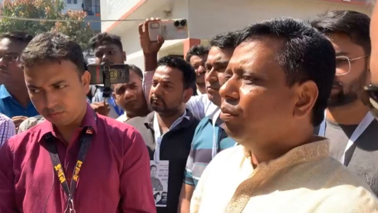 বাইরে থেকে লোক এনে ভোটারদের বাধা দেওয়ার অভিযোগ