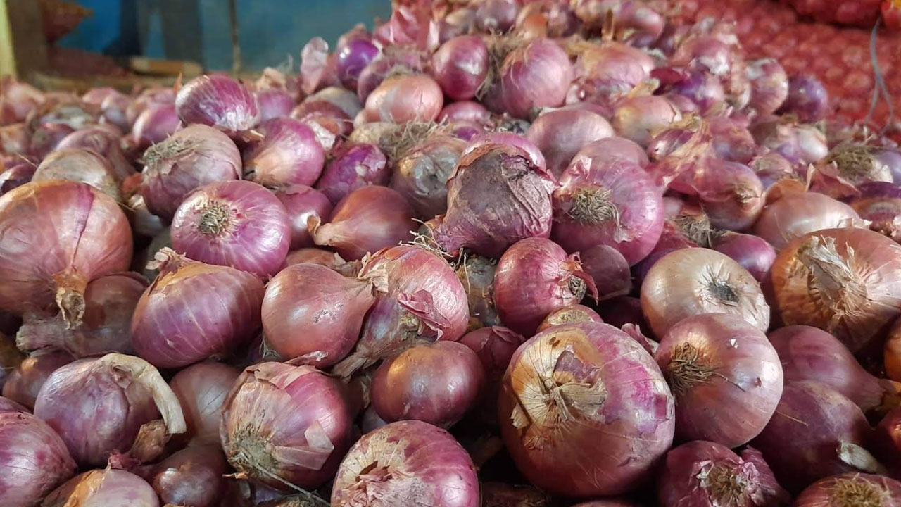 হিলিতে পেঁয়াজের দাম কেজিতে কমেছে ৫০ টাকা