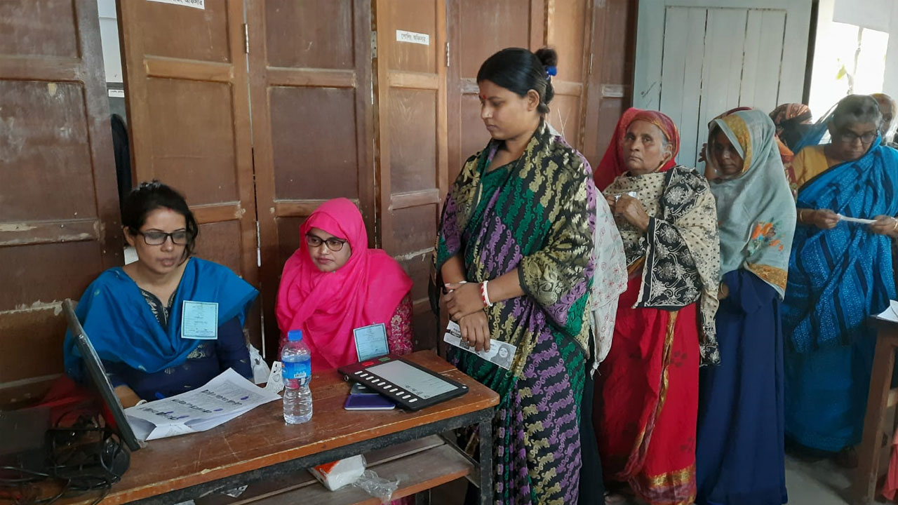 ইভিএম জটিলতায় ময়মনসিংহ সিটিতে ৪টার পরও ভোট