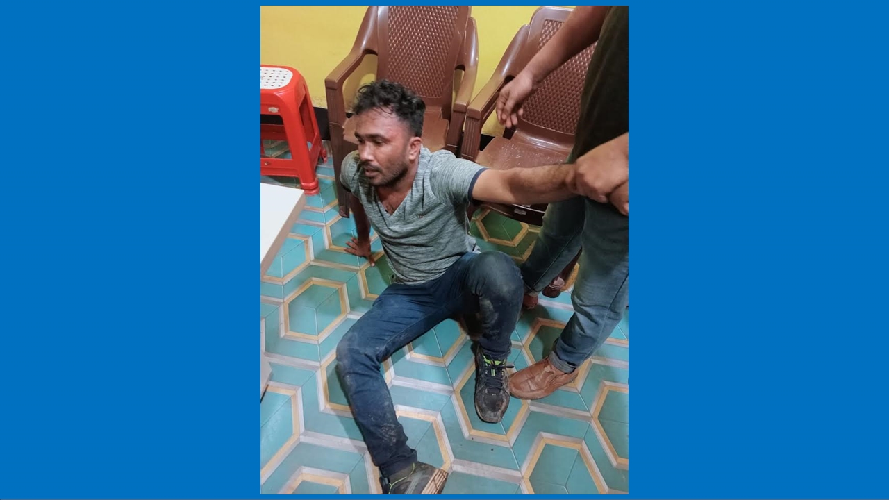 পরকীয়া প্রেমিকসহ স্ত্রীকে কুপিয়ে জখম, আটক স্বামী