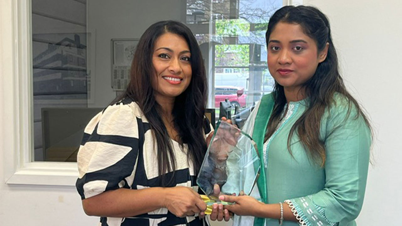 লন্ডনে সেরা নারী স্বেচ্ছাসেবক স্বীকৃতি পেলেন রুমানা রাখি