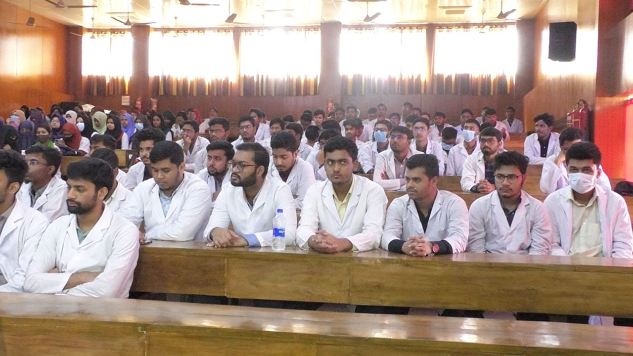 সাতদিনের ছুটিতে গুলিবিদ্ধ মেডিকেল শিক্ষার্থী তমালের সহপাঠীরা