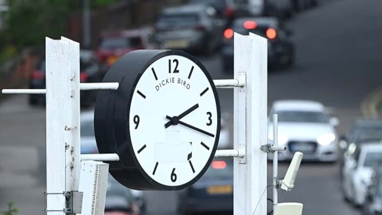 ৬০ সেকেন্ড পার হলেই জরিমানা, ক্রিকেটের নতুন আইন স্থায়ী হচ্ছে