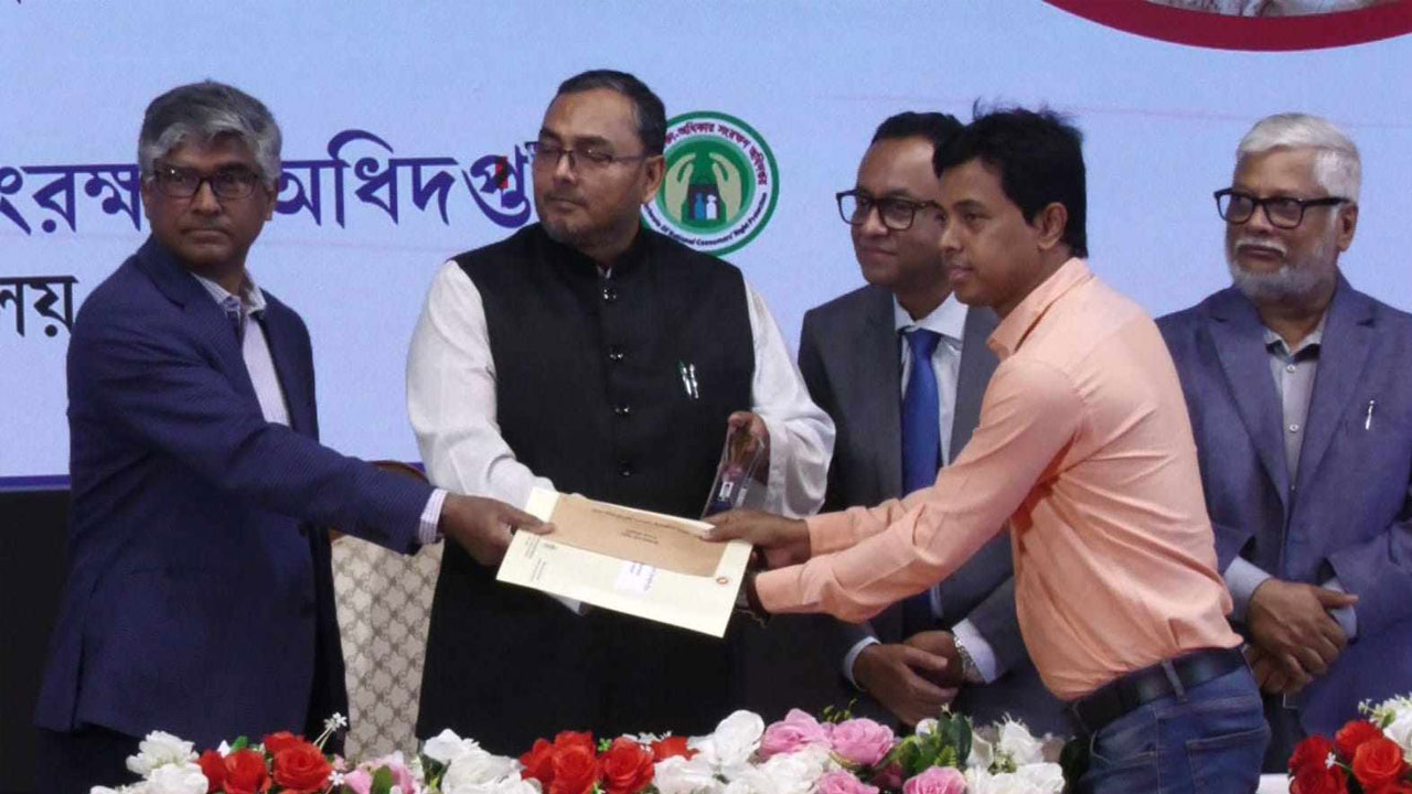 ভোক্তার বেস্ট রিপোর্টিং অ্যাওয়ার্ড পেলেন গাজী টিভির তৌহিদ রানা