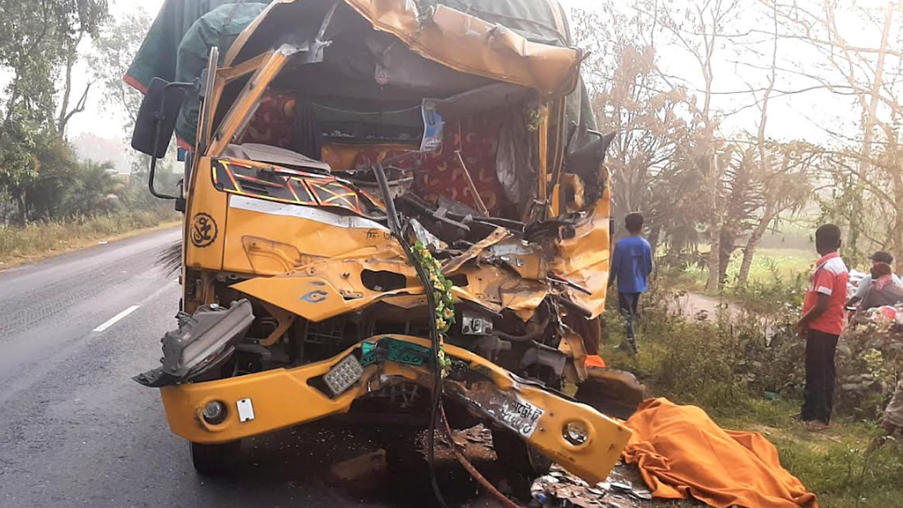 নাটোরে দাঁড়িয়ে থাকা ট্রাকের পেছনে আরেক ট্রাকের ধাক্কা, নিহত ১