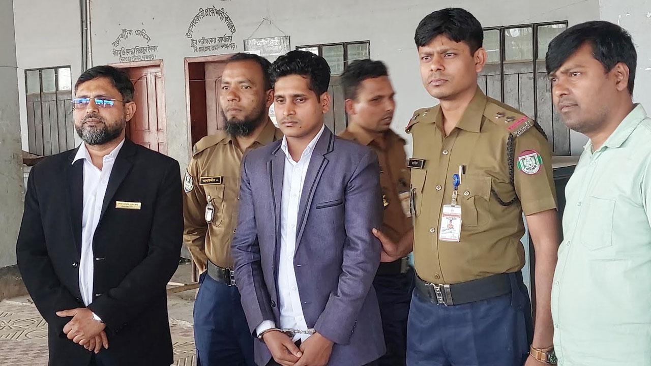 পঞ্চগড়ে ভুয়া ওয়ারেন্টে ট্রেনের টিকিট নিতে এসে যুবক আটক